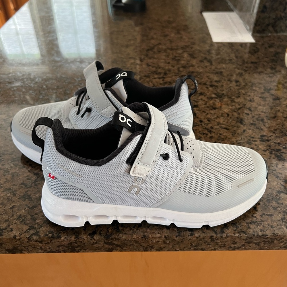 On Cloud Kids Size 3 Gray Running Shoes